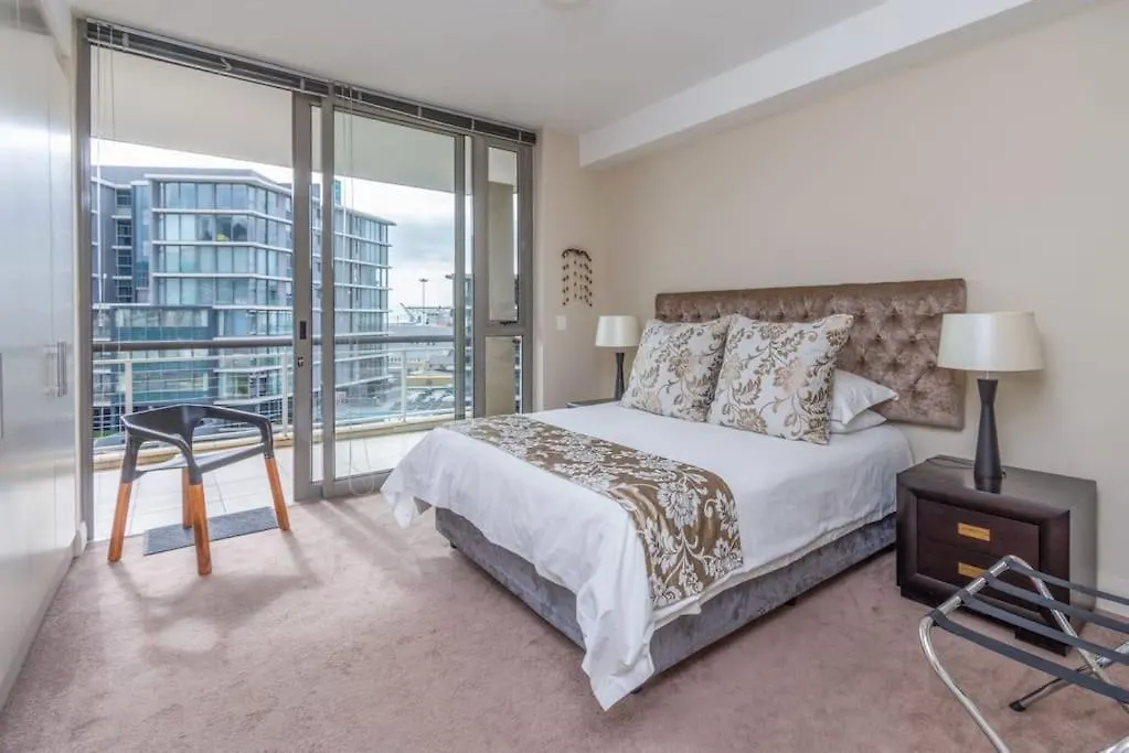 Waterfront Canal, 2 Bedroom Apartment ケープタウン