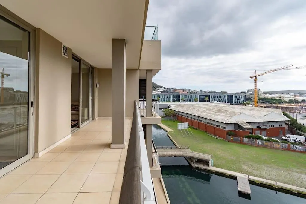 Waterfront Canal, 2 Bedroom Apartment ケープタウン