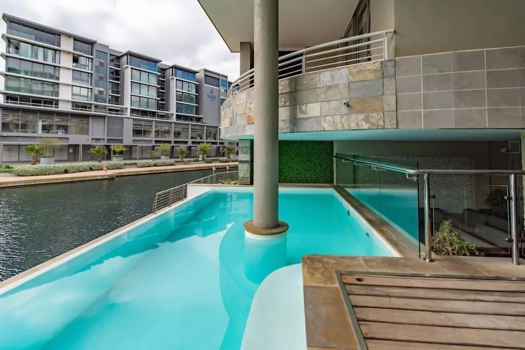 Waterfront Canal, 2 Bedroom Apartment ケープタウン