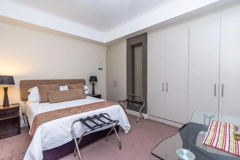 Waterfront Canal, 2 Bedroom Apartment ケープタウン