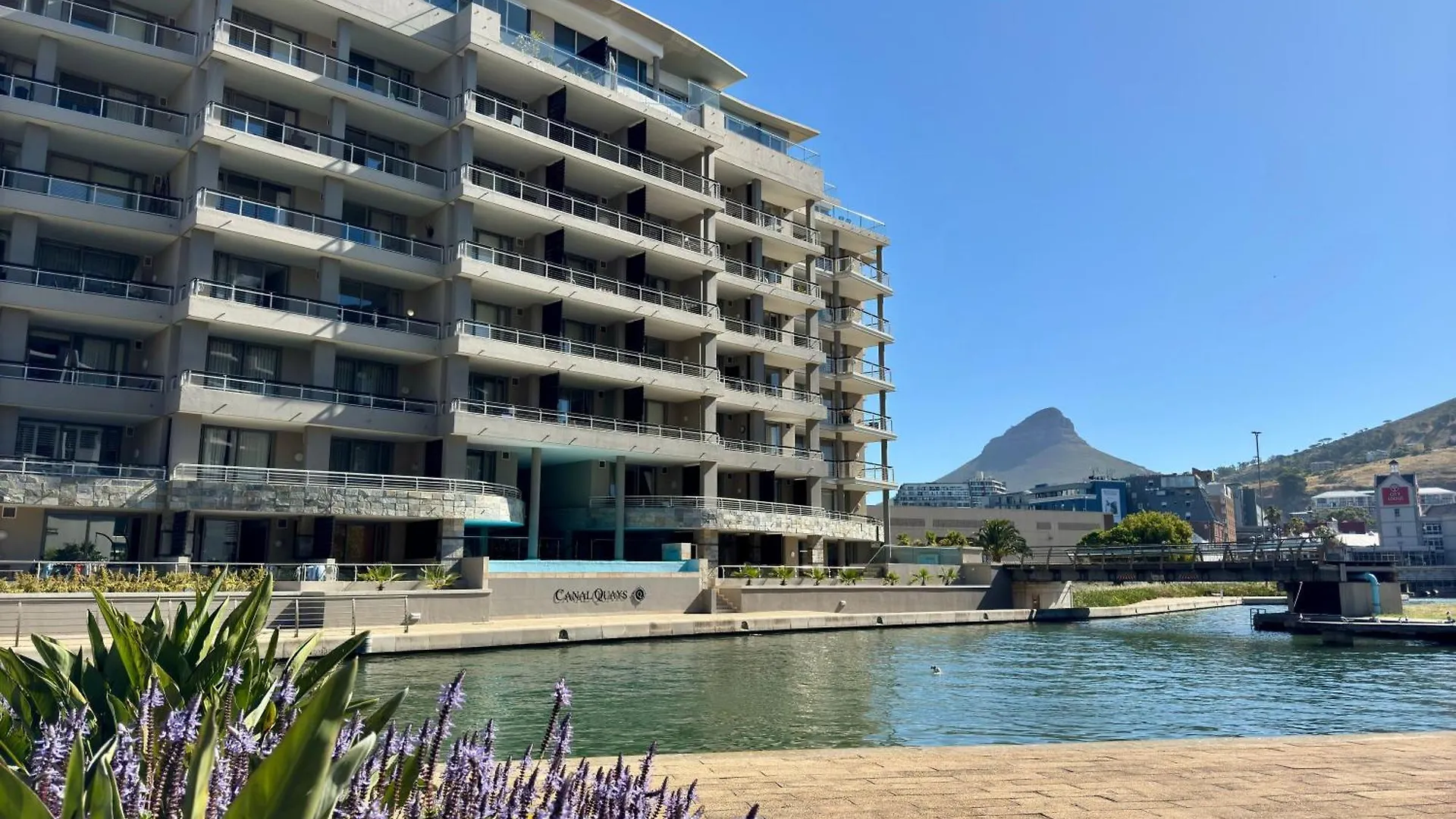 Waterfront Canal, 2 Bedroom Apartment ケープタウン